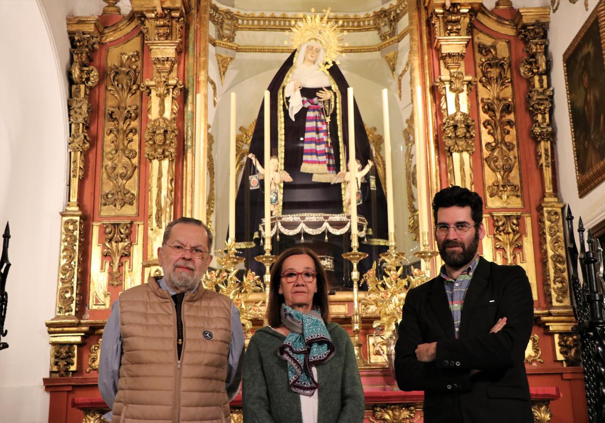 Miguel Ángel Fernández, Adela Rubio y Alejandro Cerezo, en la capilla de la Virgen de los Dolores.