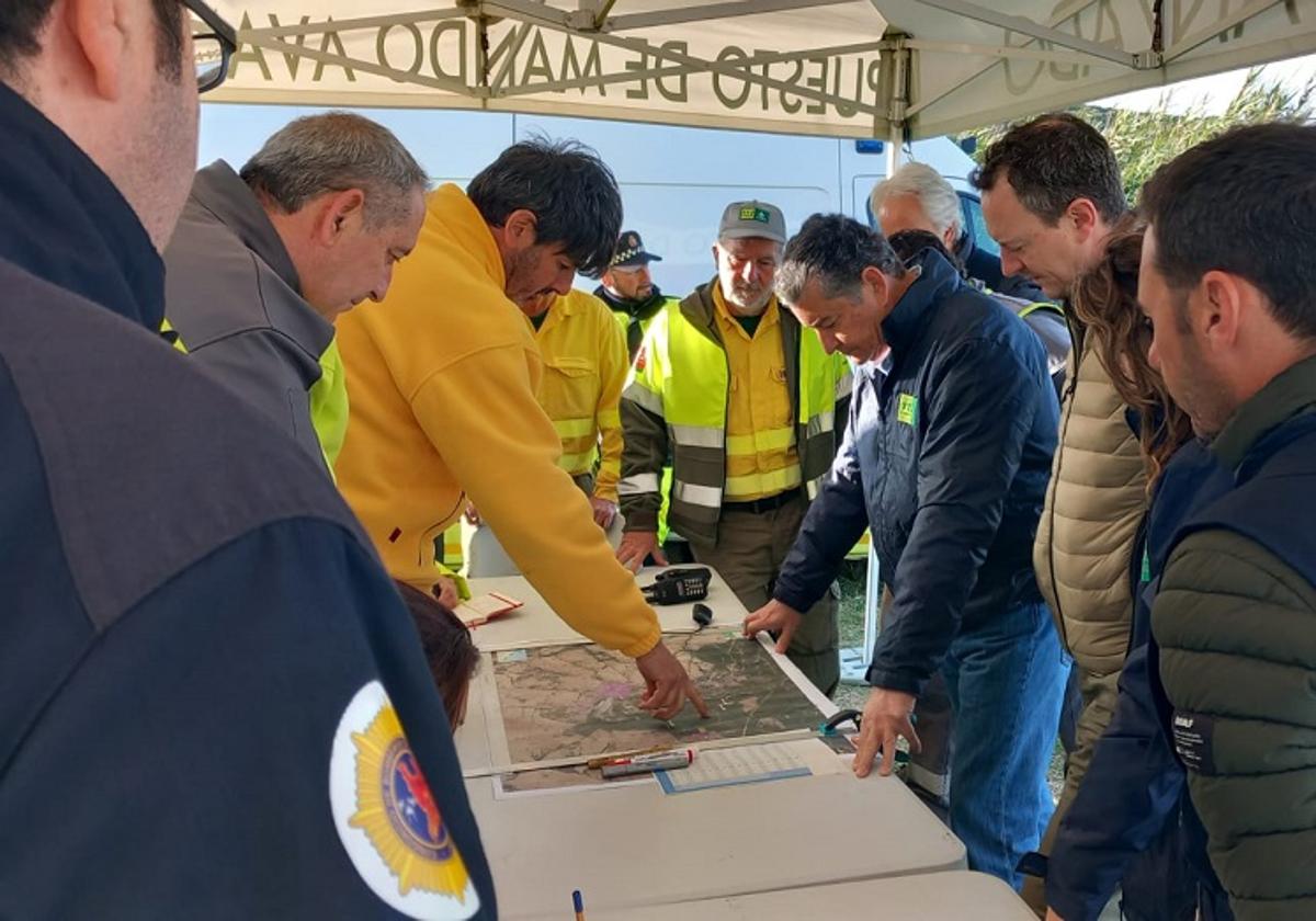 Juanma Moreno celebra la estabilización del incendio de Tarifa y pide extremar las precauciones