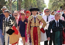 Ortega, vestido de luces, por el Parque de Málaga.