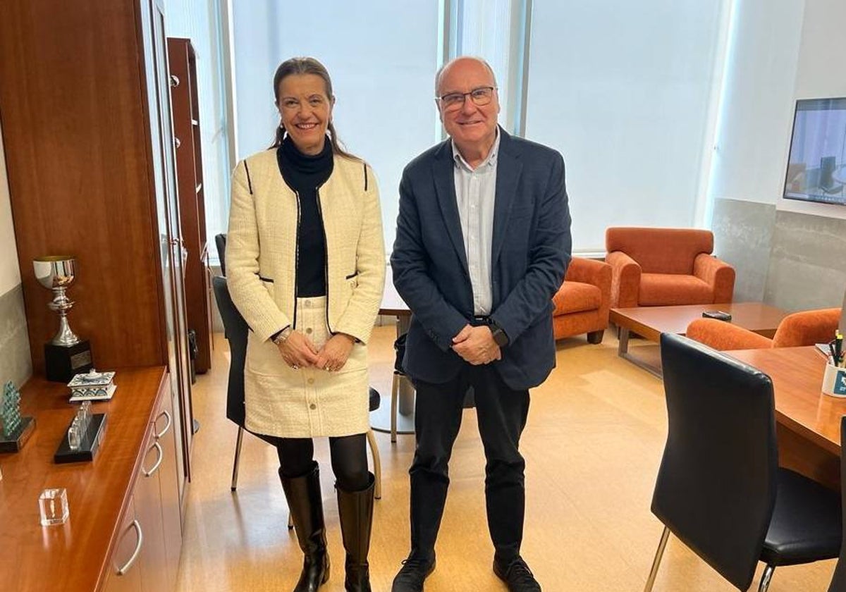 La presidenta de La Asociación de la Pequeña y Mediana Empresa de Marbella (APYMEM), Montserrat Pijoan Vidiella, y el decano de la Facultad de Comercio y Gestión, Benjamín Del Alcázar.