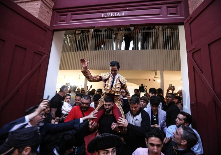 Juan Ortega abre la puerta grande en la Picassiana tras una sinfonía de toreo lento por malagueñas