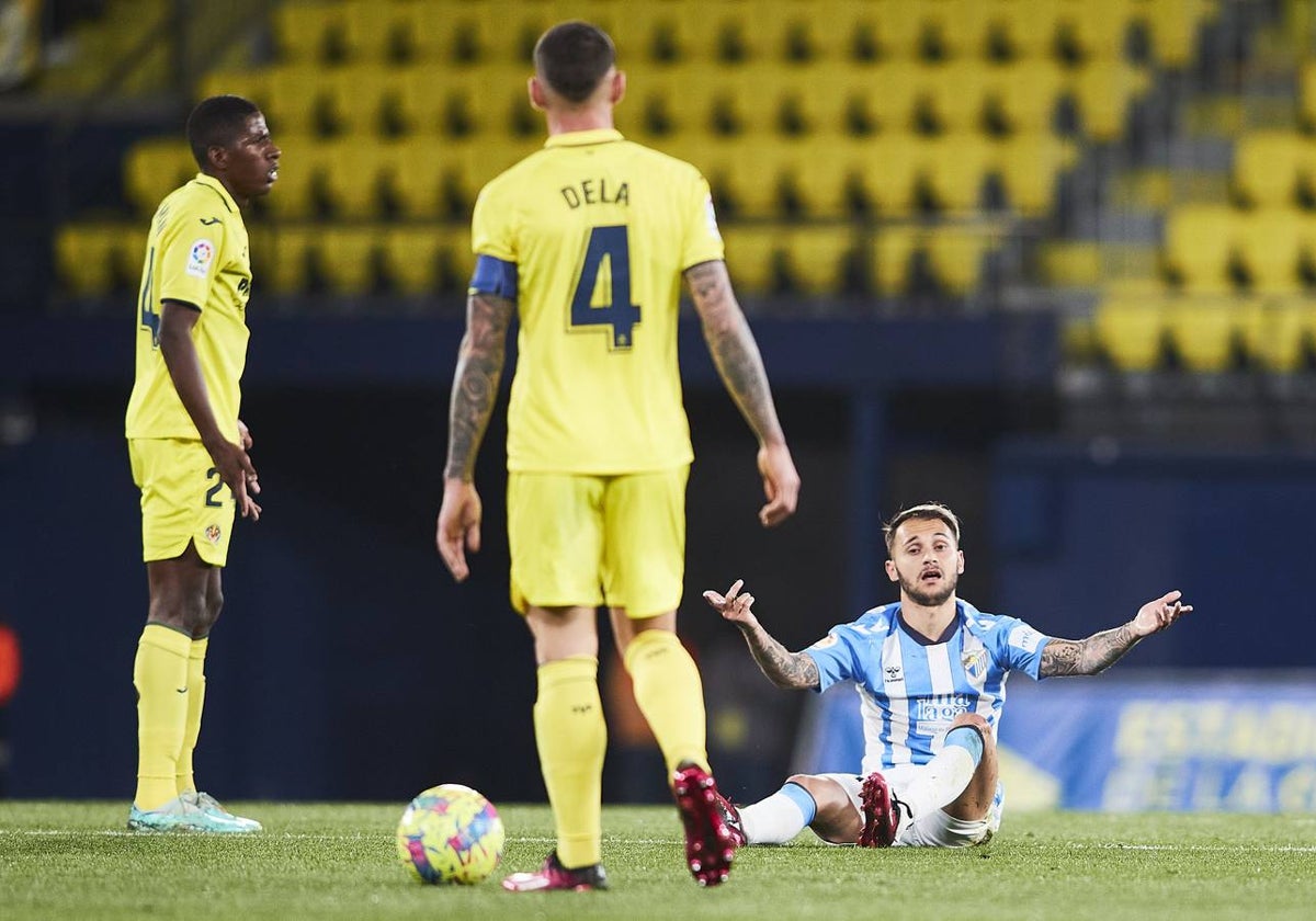 Fran Villalba se queja al árbitro tras la entrada recibida en la frontal del área rival a los diez minutos.