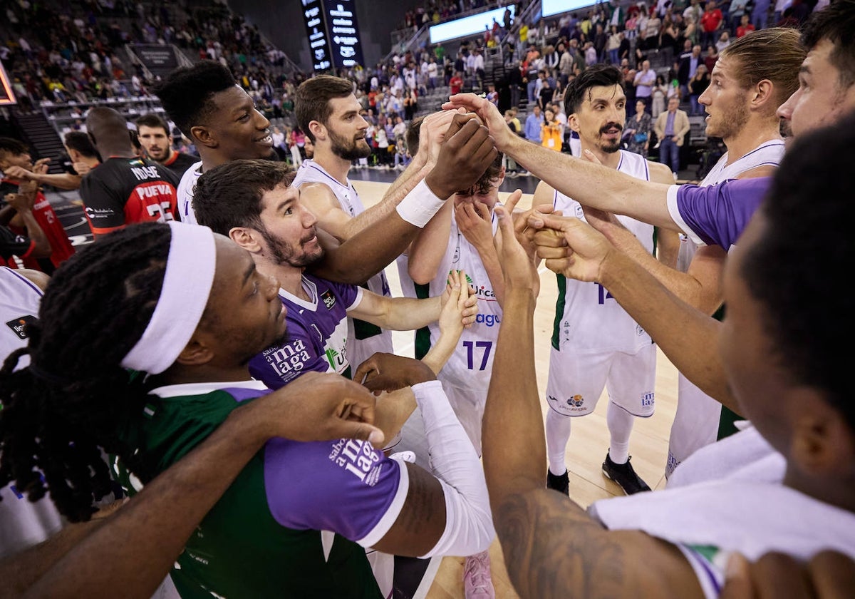 Los jugadores del Unicaja hacen piña y bromean con Saint-Supery, que tuvo su gran bautizo el sábado (mas de 15 minutos en la pista) tras el duelo en Granada.