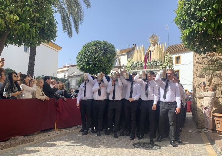 Imagen principal - Los niños, portando flores, fueron también protagonistas de la procesión del Domingo de Pascua. 