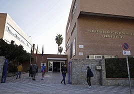 Estudiantes, a las puertas de la Facultad de Ciencias Económicas y Empresariales.