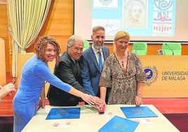 Un momento del matasellado protocolario de honor de este sello.