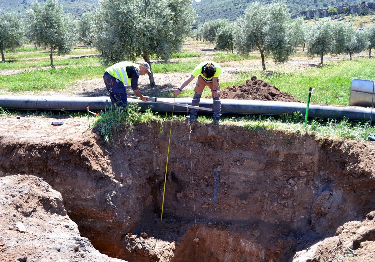 Trabajos en la red de agua de Majavea en Campillos.