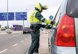 Comer al volante o usar el claxon sin motivo: acciones habituales por las que te juegas una multa