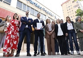 Pérez junto a miembros de su lista frente a la sede de los populares.