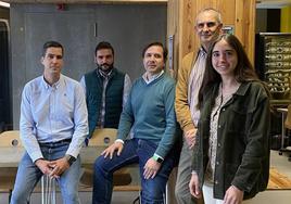 Los cuatro creadores de la empresa posan con su primera becaria en las instalaciones compartidas de la UMA.