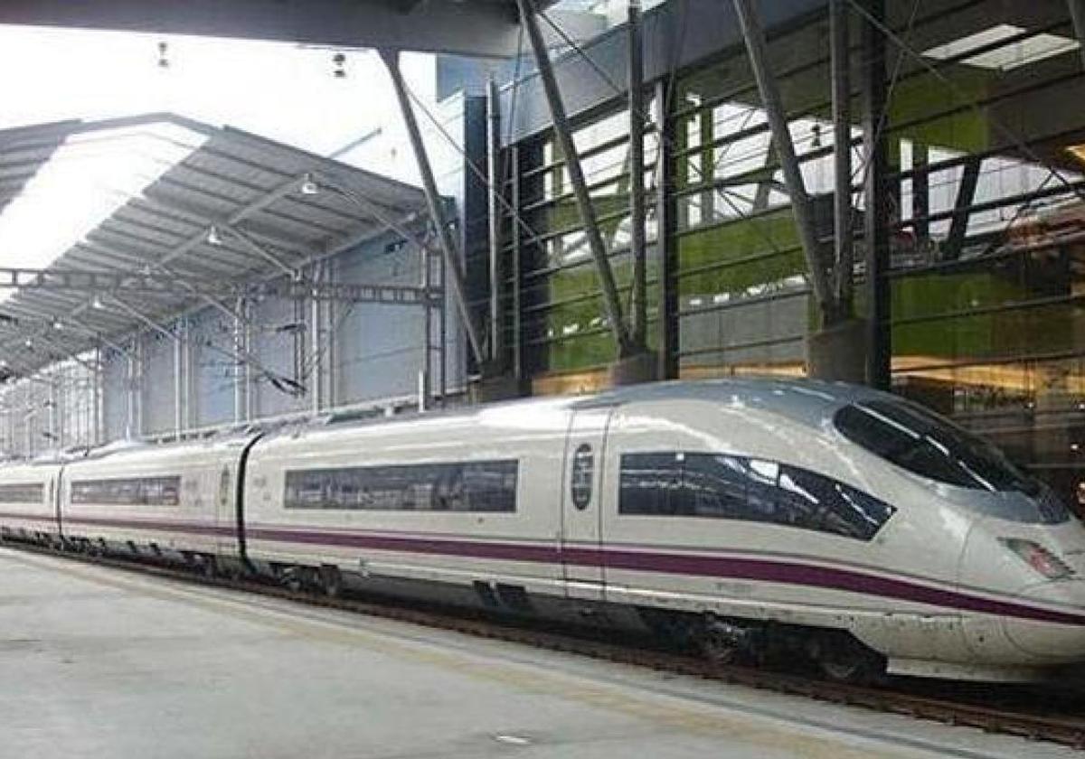 Retrasos en los trenes AVE con salida y llegada a Málaga por un tren averiado