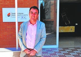 El profesor Ricardo Urrestarazu, en la puerta de la Facultad de Ciencias Económicas y Empresariales.