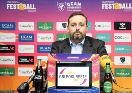 El director deportivo del UCAM Murcia, Alejandro Gómez, en rueda de prensa.