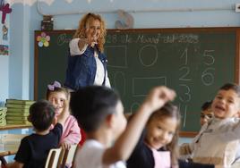 Lola, en clase con sus alumnos de 4 años, en el Colegio de las Misioneras Cruzadas