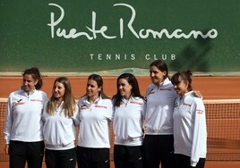 Sara Sorribes, Marina Bassols, Anabel Medina, Nuria Párrizas, Rebeka Masarova y Aliona Bolsova, este martes en la pista de Puente Romano.