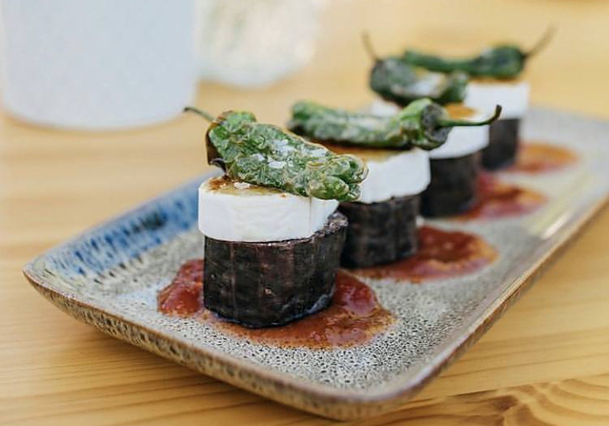 En La Finca sirven la morcilla con queso de cabra, mermelada de tomate y pimientos.