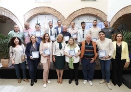 Foto de los premiados junto a la regidora, Ángeles Muñoz, y los ediles de Comercio y del Distrito Oeste, Félix Romero y Remedios Bocanegra respectivamente.