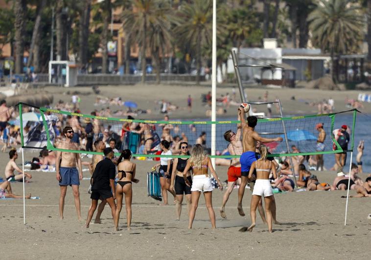 Turistas disfrutan de las playas de la capital de la Costa del Sol durante la Semana Santa.