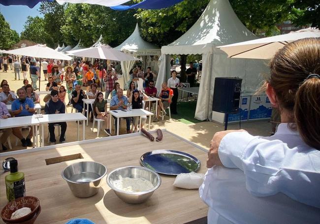 Demostración de cocina en el evento gastronómico.