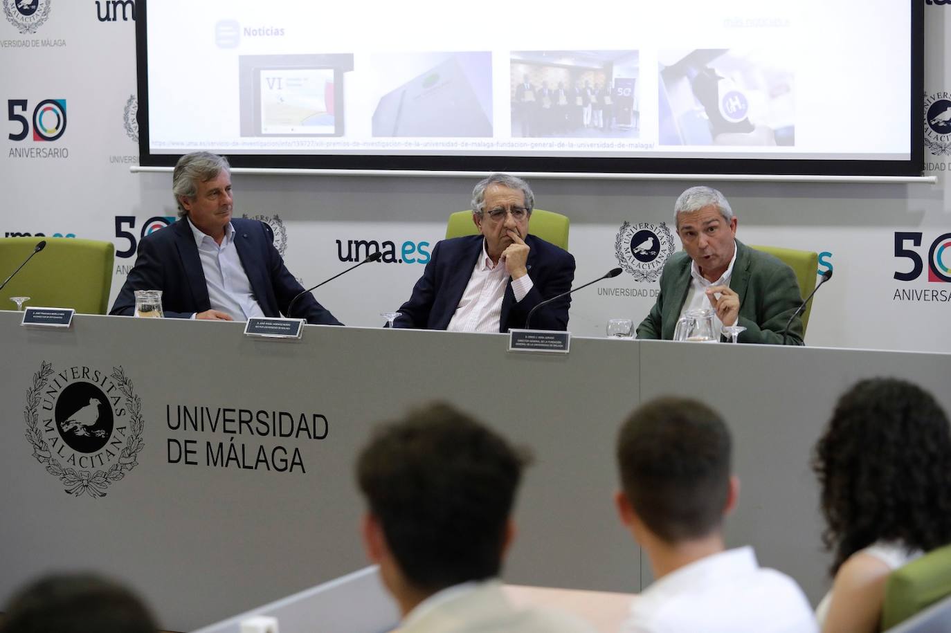 El rector, en el centro, felicitó a los jóvenes y les agradeció que hayan elegido la UMA para estudiar.