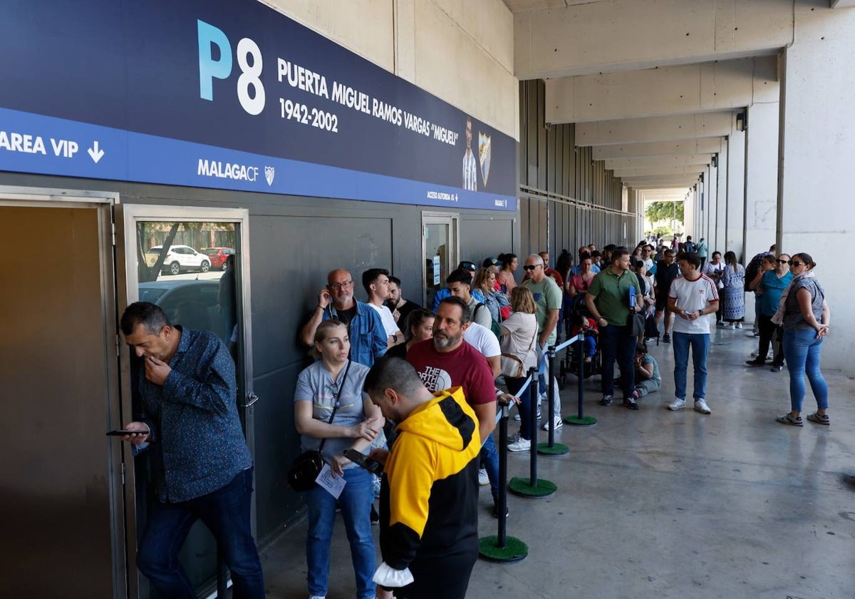 Aficionados hacen cola las puertas de La Rosaleda para donar sangre.