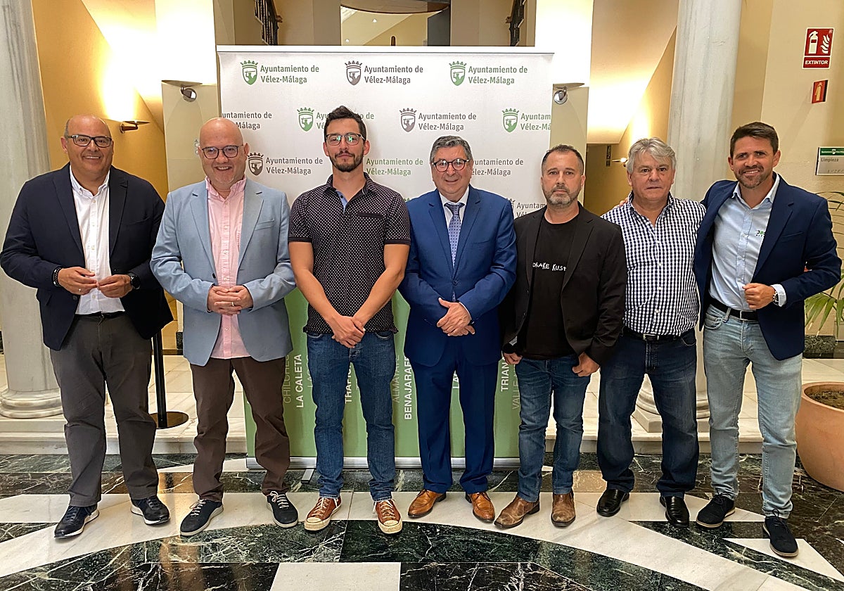 Foto de familia de los premiados con los escudos de oro de Vélez-Málaga.