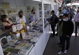 La Feria del Libro en la Plaza de la Marina ha supuesto la revitalización del evento.