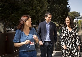 Noelia Losada, con su abono del metro, junto a Carballo y Palacios, en la estación Atarazanas.