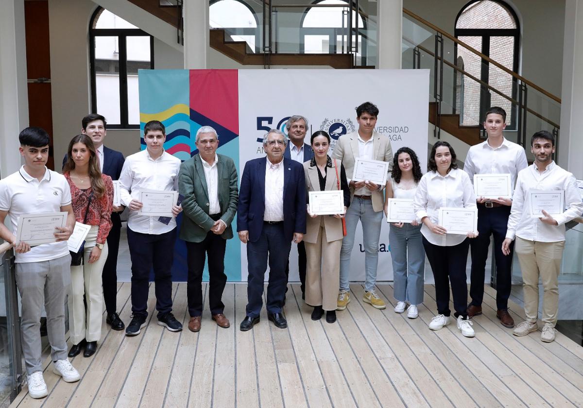 El rector, con el vicerrector de Estudiantes y el director de la Fundación General, con diez de los once estudiantes premiados.