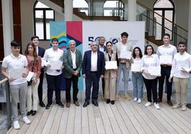 El rector, con el vicerrector de Estudiantes y el director de la Fundación General, con diez de los once estudiantes premiados.