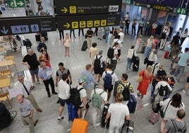 Turistas llegan al aeropuerto de Málaga para disfrutar de la Costa del Sol.