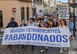 Imagen de la cabecera de la manifestación, este jueves en Vélez-Málaga.