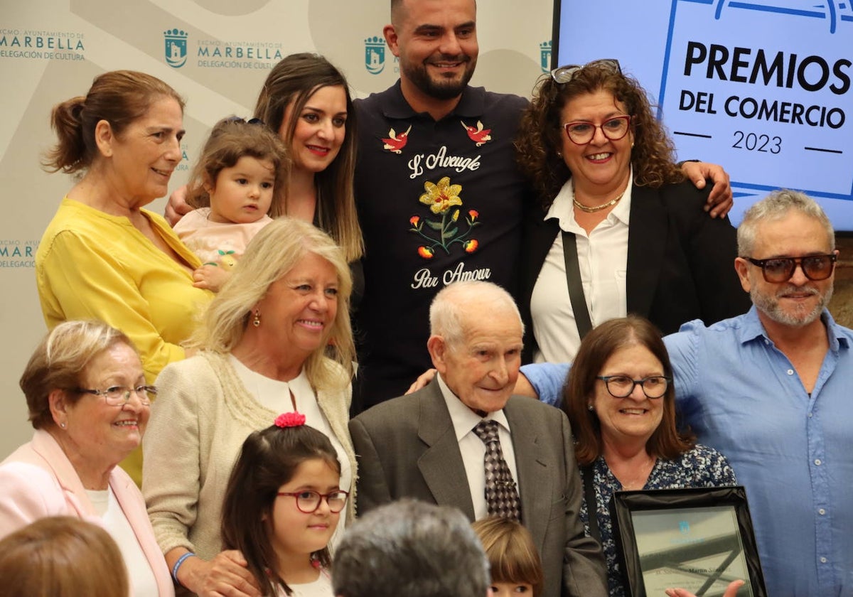 Salvador Sánchez, junto a las tres generaciones de su familia.