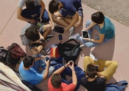 Un grupo de jóvenes reunidos junto a sus móviles, en imagen de archivo.