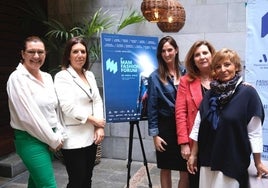 La diputada de Desarrollo Económico Sostenible, Esperanza González; las directoras del Museo Automovilístico y de la Moda, Elvira Carrera y Mar González; la directora del Hotel Molina Lario, Myriam Ortiz, y la directora de contenidos del MAM Fashion Forum, Begoña Pascual, junto al cartel del evento.