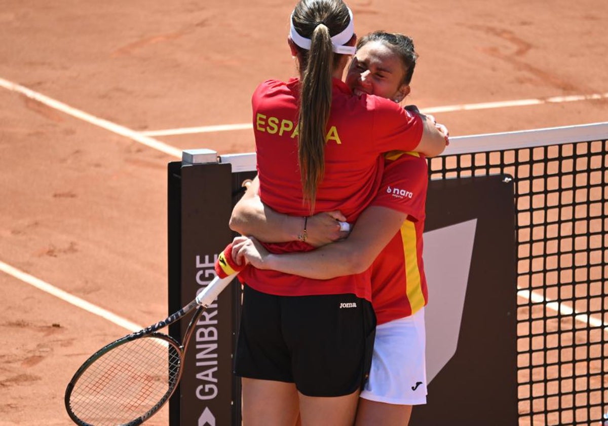 El abrazo entre la capitana, Anabel Medina, y Sara Sorribes tras acabar el partido.