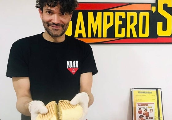 Daniel Rojas muestra uno de sus bocadillos más populares.