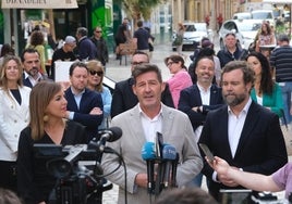 Antonio Alcázar, Iván Espinosa de los Monteros y Patricia Rueda, en la plaza del Carbón.