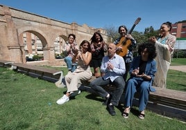 De izquierda a derecha, Rocío Bazán, Chelo Soto, Virginia Gámez, Bonela Hijo, Juan Requena, Nieves Rosales y Ana Pastrana.