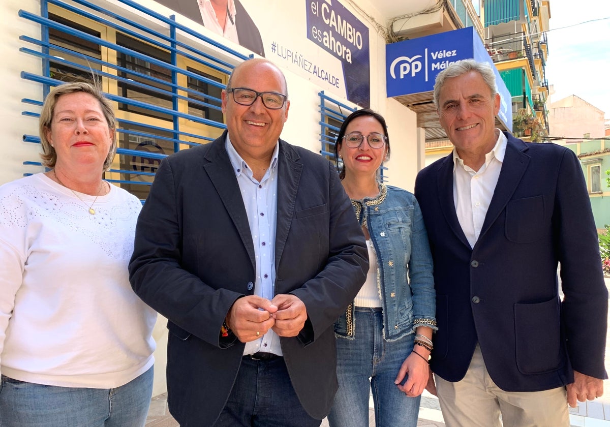 Jesús Lupiáñez, este viernes con tres de los integrantes de su candidatura.