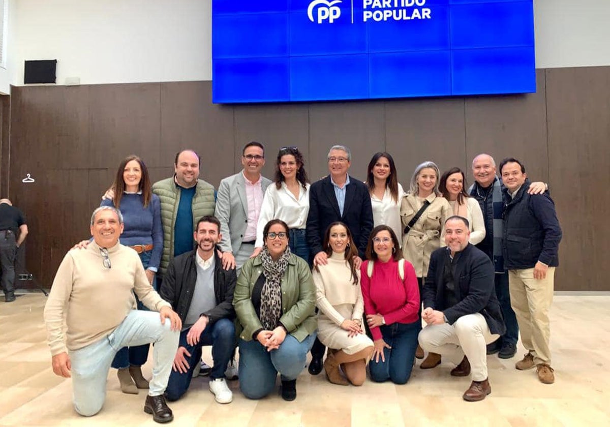 Francisco Salado, con ediles y militantes de su partido en Rincón de la Victoria.