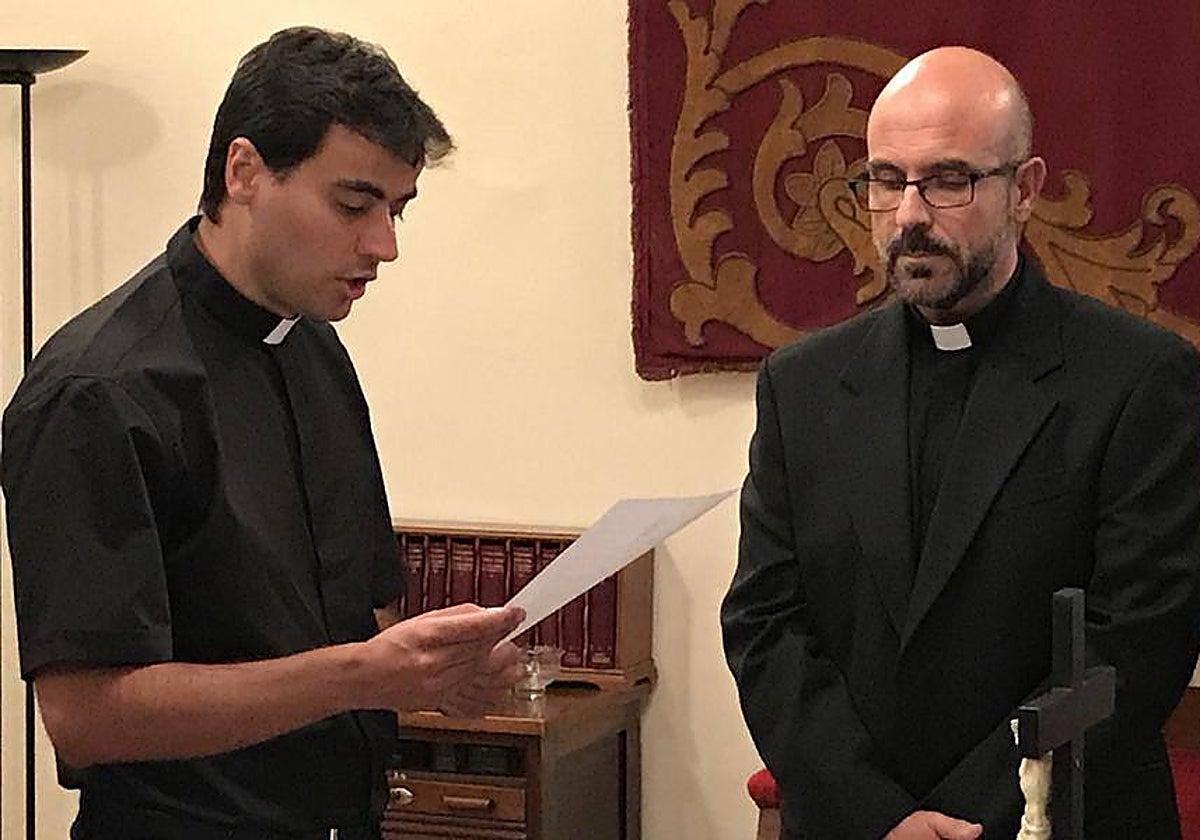 Rafael Navarro, a la izquierda, junto al vicario general, Antonio Coronado.