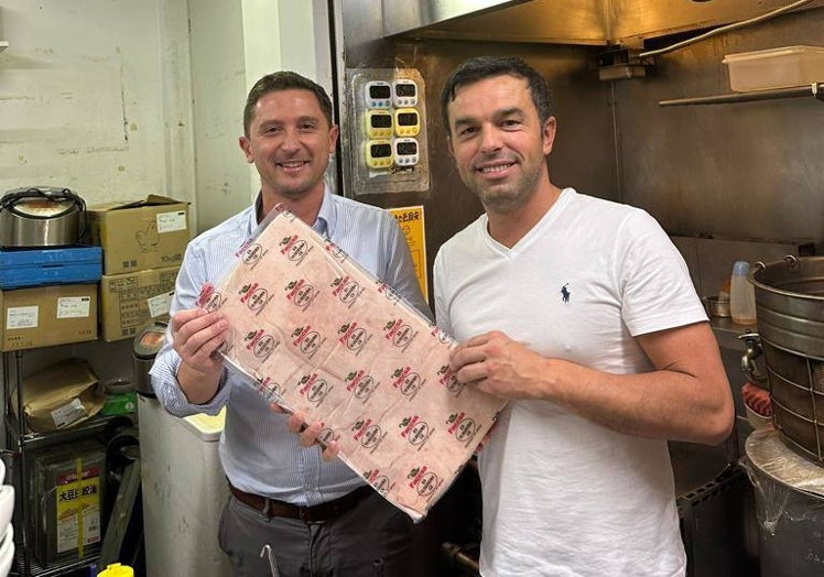 Imagen principal - Miguel Ángel Álvarez y Ramón Soler en un restaurante de Japón que utiliza carne de Faccsa; un plato de ramen y una comida de directivos y clientes nipones de la empresa malagueña.