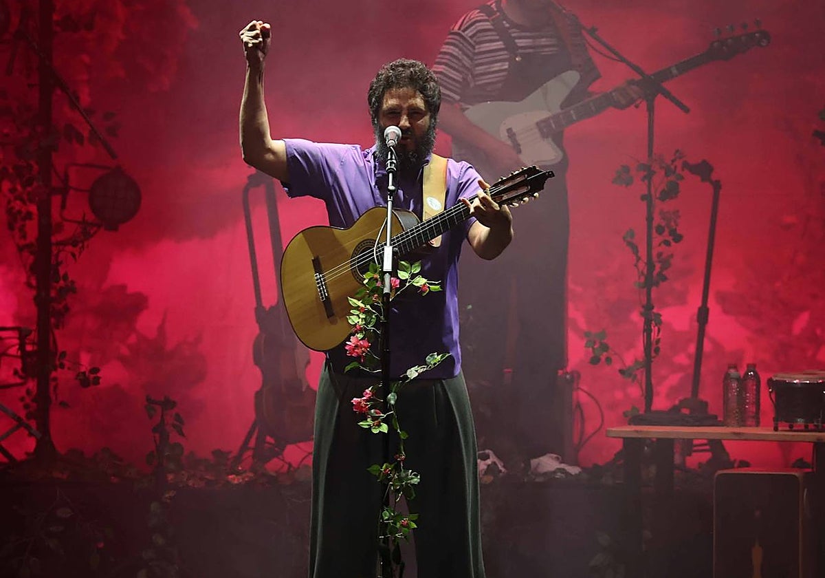 El Kanka, en su concierto de este sábado, con un guiño en su estilismo a la bandera malagueña.