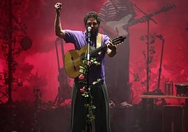 El Kanka, en su concierto de este sábado, con un guiño en su estilismo a la bandera malagueña.