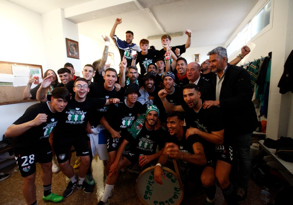 El equipo celebra el ascenso en su vestuario junto al alcalde, Manuel Barón, y el presidente, Ángel González.