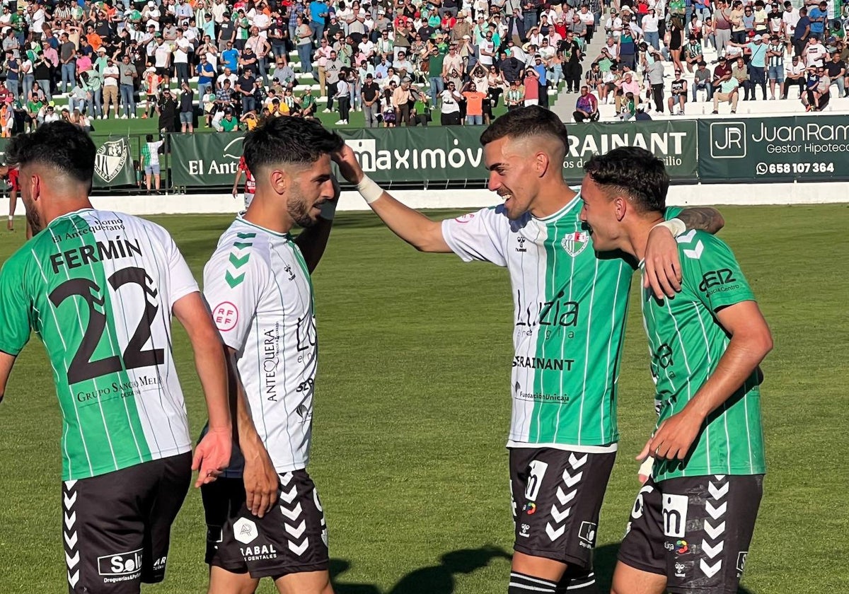 La celebración del primer gol del Antequera.