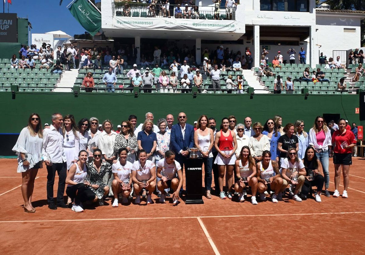 Todas las jugadoras que participaron en el homenaje, junto a los representantes de las instituciones y el presidente de la RFET, Miguel Díaz.