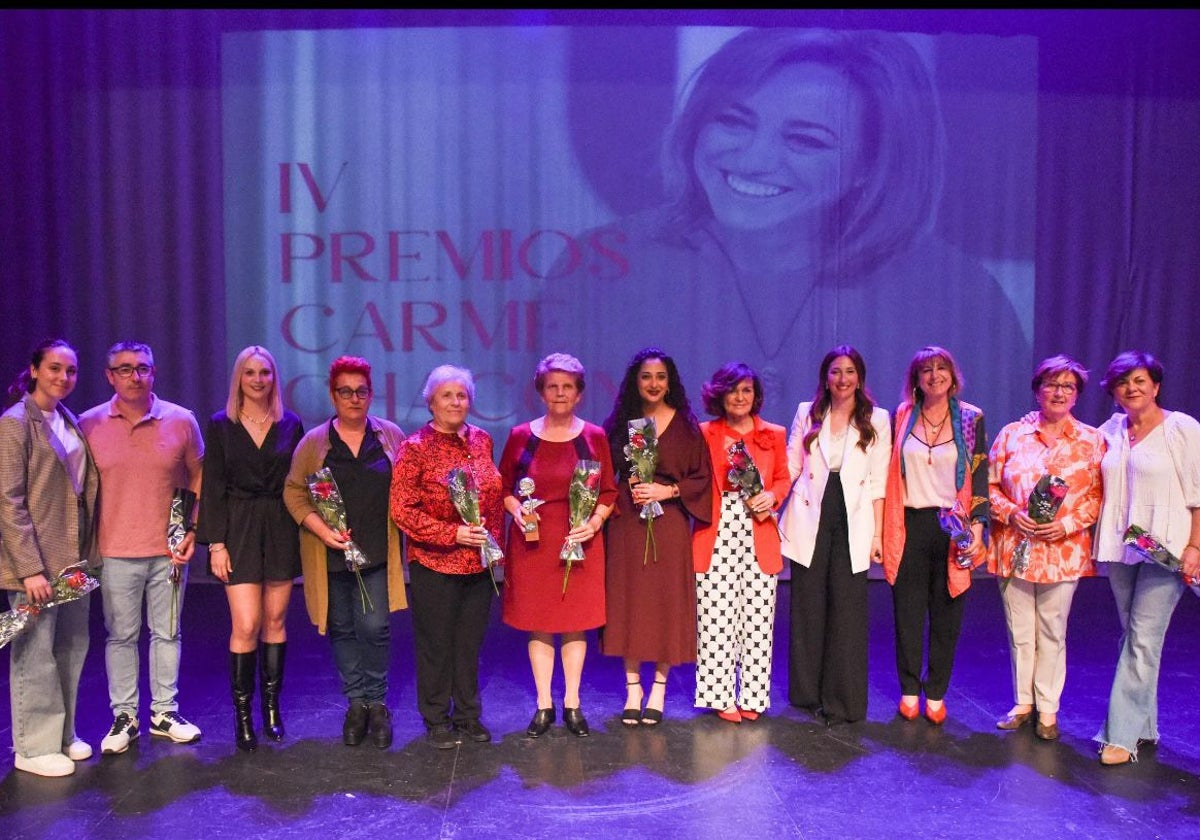 La exvicepresidenta del Gobierno, con las mujeres premiadas en Torrox por el PSOE local.