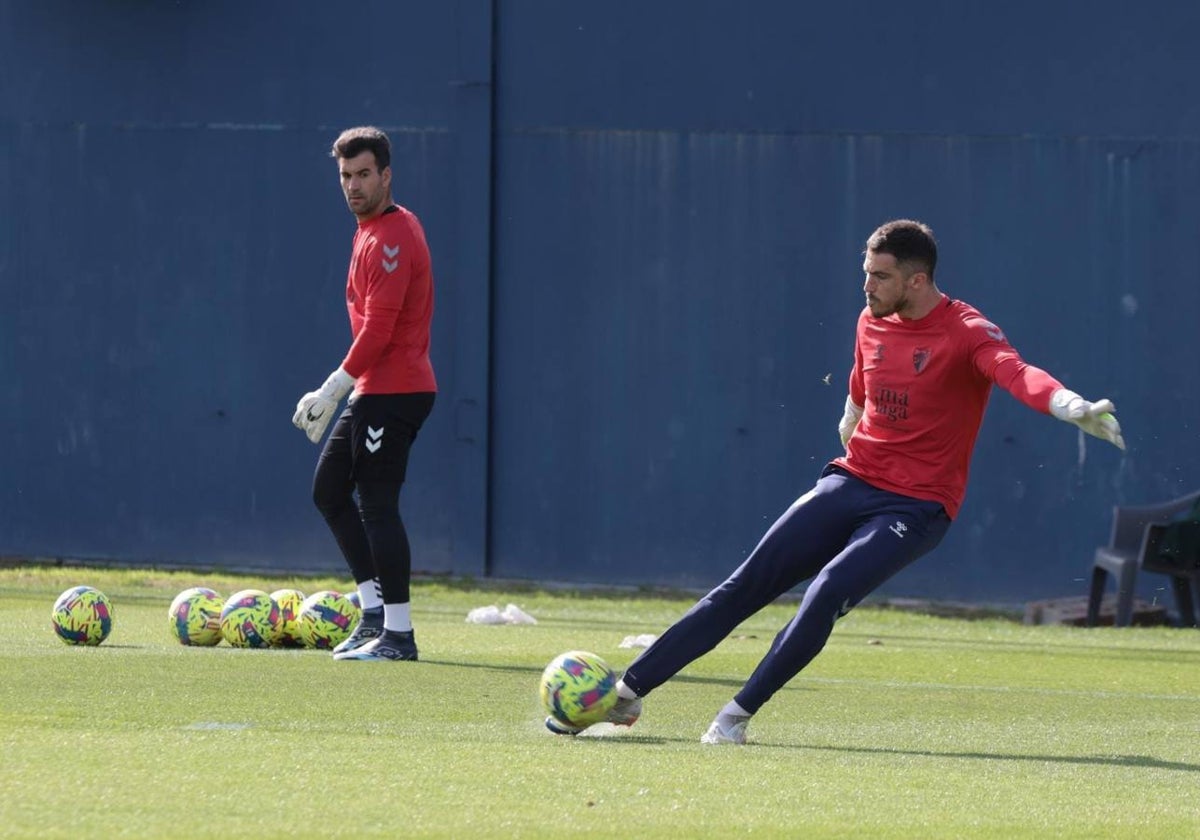 Rubén Yáñez, cuyo papel hoy puede ser crucial ante el ofensivo Cartagena, golpea el balón en el entrenamiento del viernes.